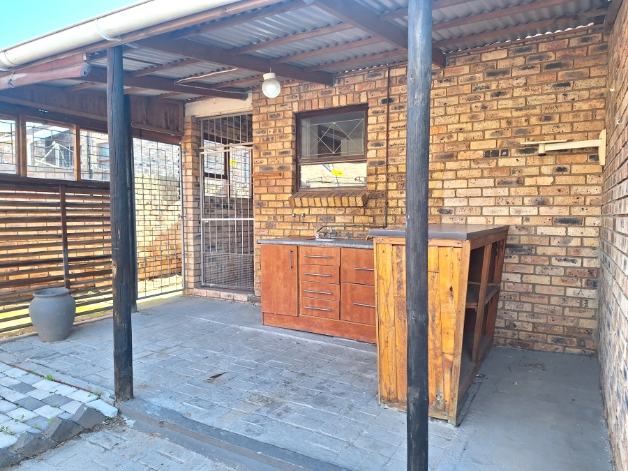 To Let 2 Bedroom Property for Rent in Strelitzia Park Eastern Cape
